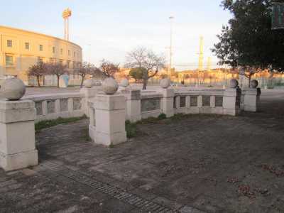 Negli anni 90 la struttura � stata murata: � stata salvata solo la balaustra in pietra e marmo bianco dell'ingresso che oggi si trova all'interno dello stadio della Vittoria(Foto di Francesca Canonico)